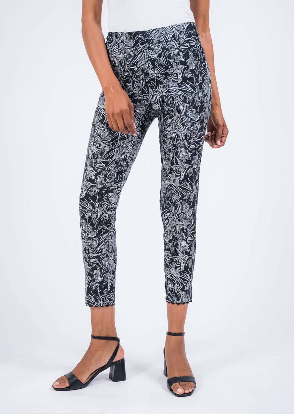 NEW LISETTE hummingbird embroidery 26" ric-rac trim ankle pant in black/white